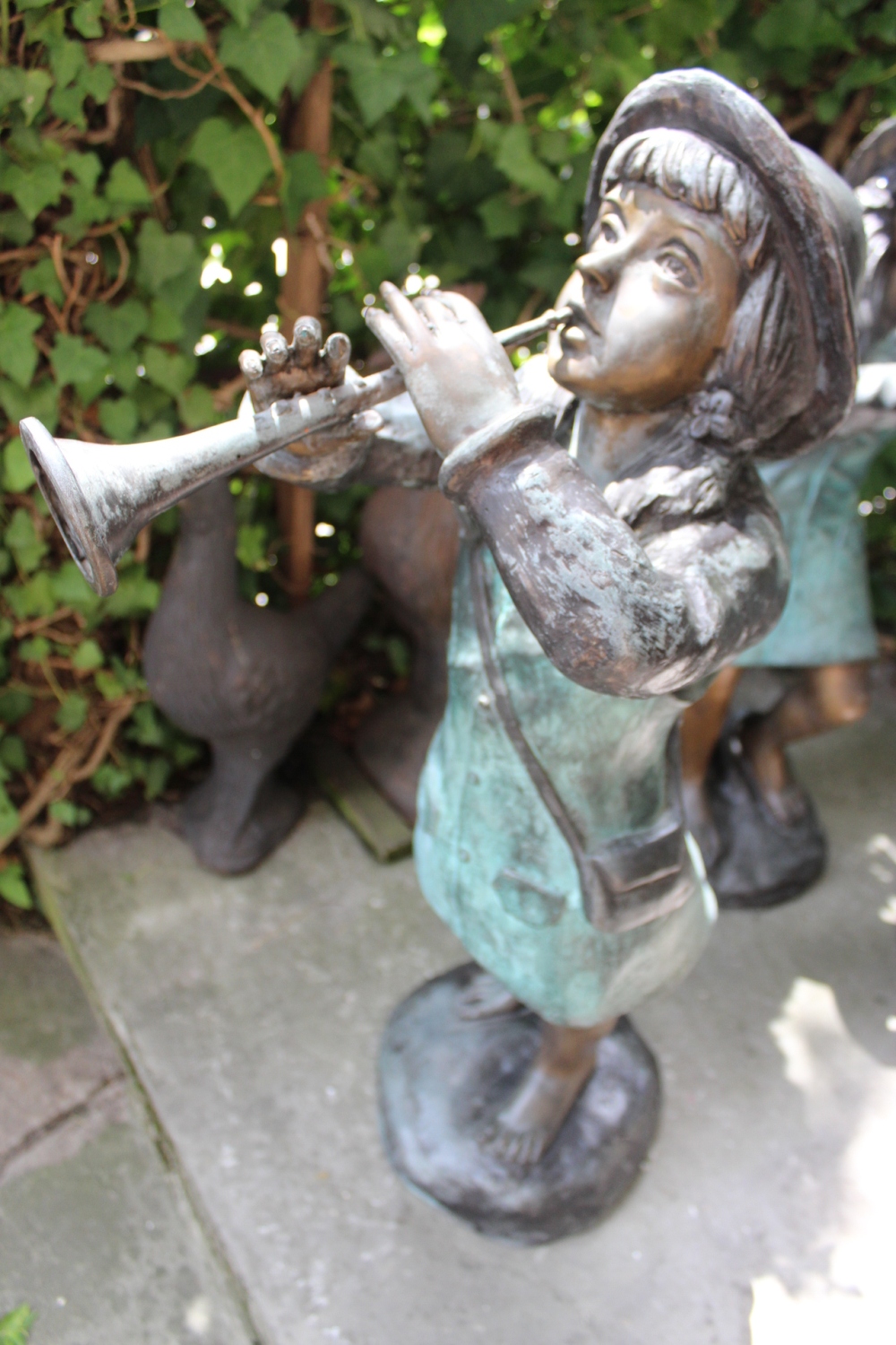 Bronzefigur / Bronzeskulptur -Trompetenspielerin